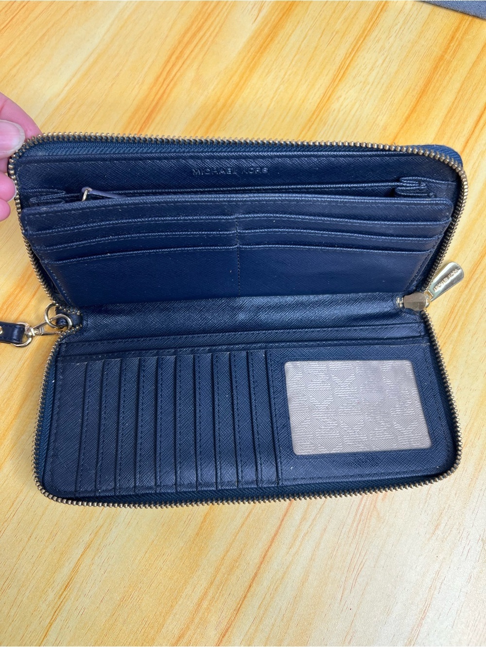 Michael Kors Jet Set Continental Zip Around Wallet/Wrist - Picture 4 of 16